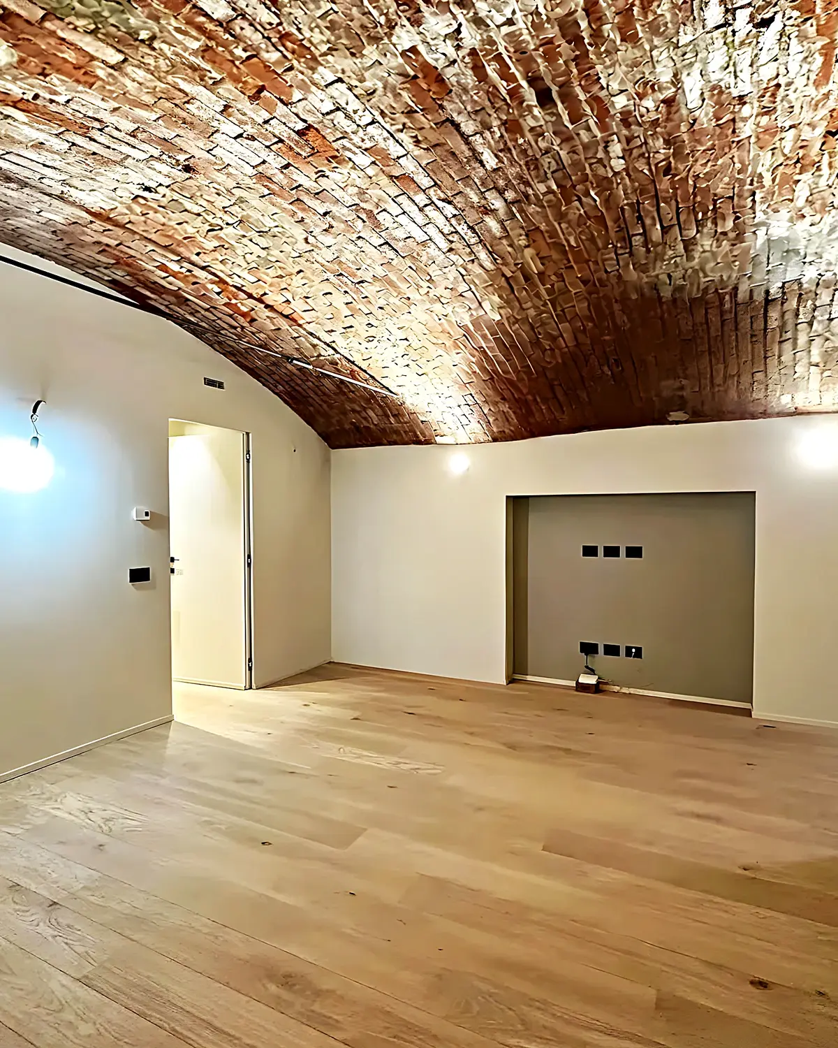 Restored Catalan brick vault ceiling in a fully renovated old-town Vilanova apartment