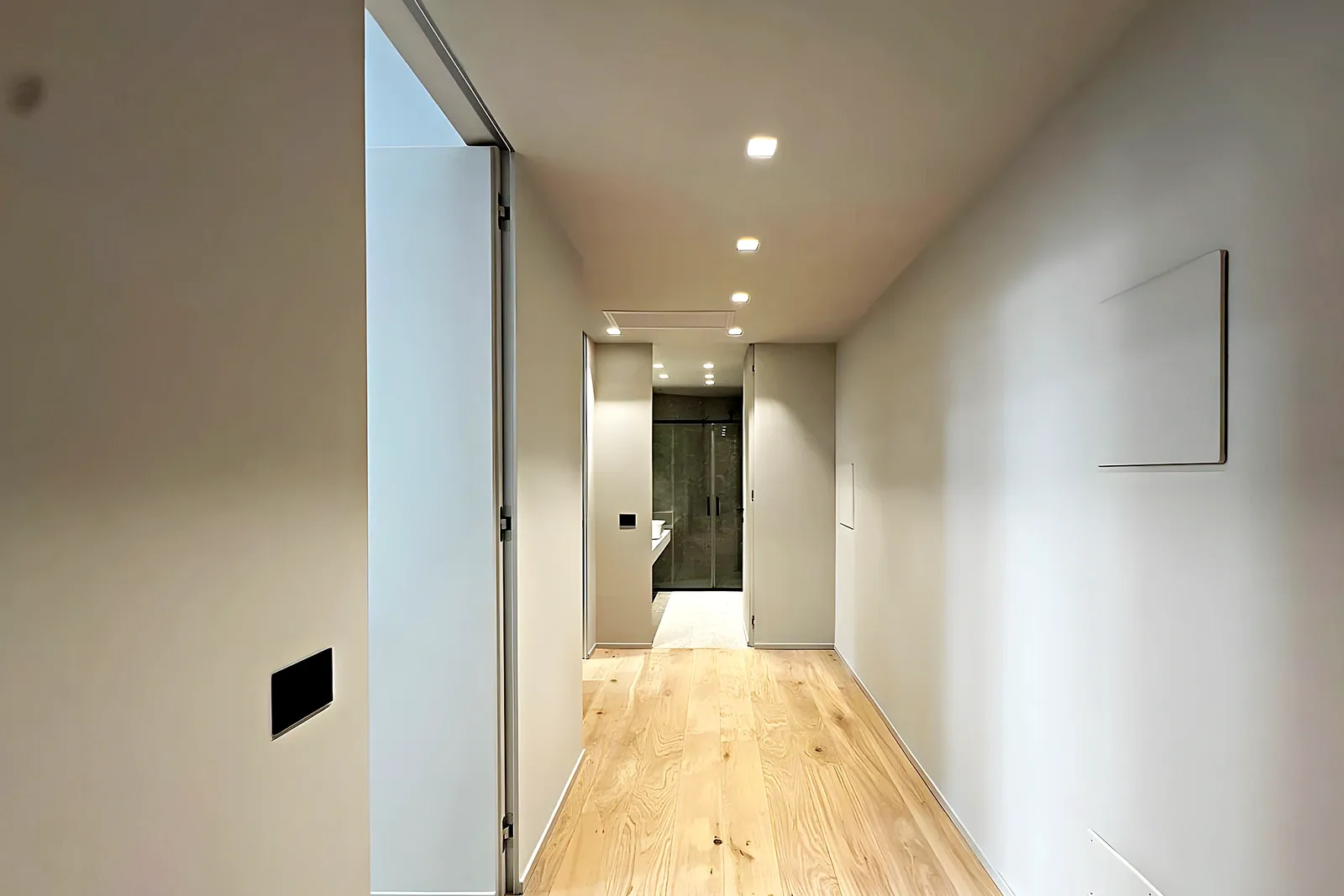 Bright hallway with parquet flooring in a fully renovated Vilanova i la Geltrú apartment